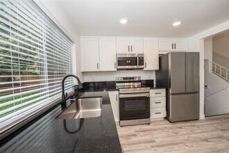 293 Chapalita Dr in Encinitas, CA - Foto de edificio - Building Photo