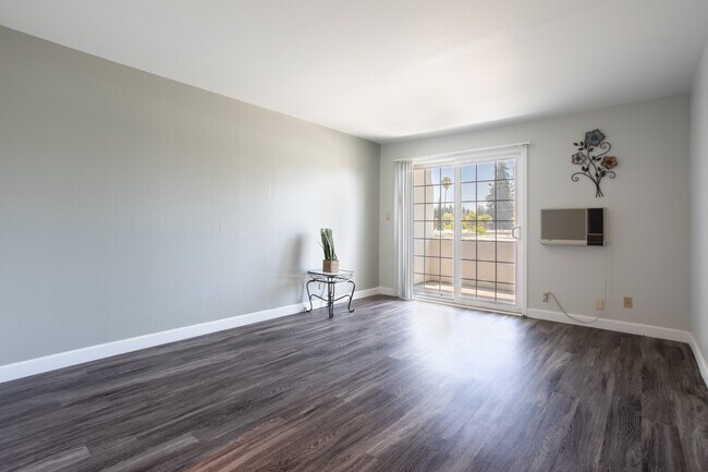 Courtyard Apartments in Hayward, CA - Building Photo - Interior Photo