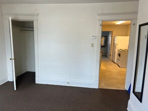 124 Spruce St, Unit C in Cadillac, MI - Foto de edificio - Building Photo