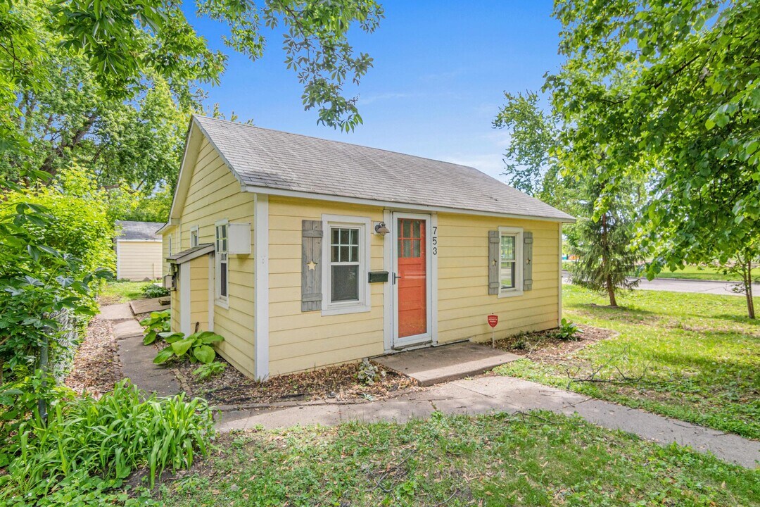 753 8th Ave S in Hopkins, MN - Building Photo