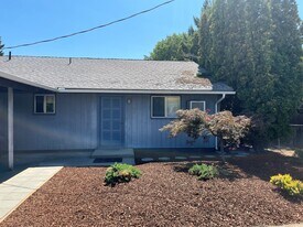 703 Easy St, Unit B in Wenatchee, WA - Building Photo