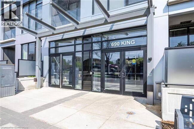 690 King St W in Kitchener, ON - Building Photo - Building Photo