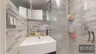 422 E 9th St in New York, NY - Building Photo - Building Photo