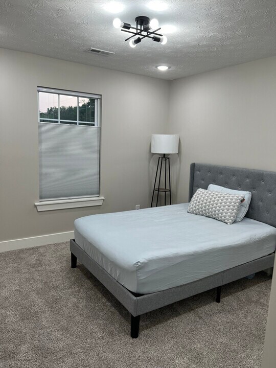 2022 Mary Lee Dr in New Albany, IN - Building Photo