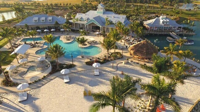 14639 Edgewater Cir in Naples, FL - Foto de edificio - Building Photo