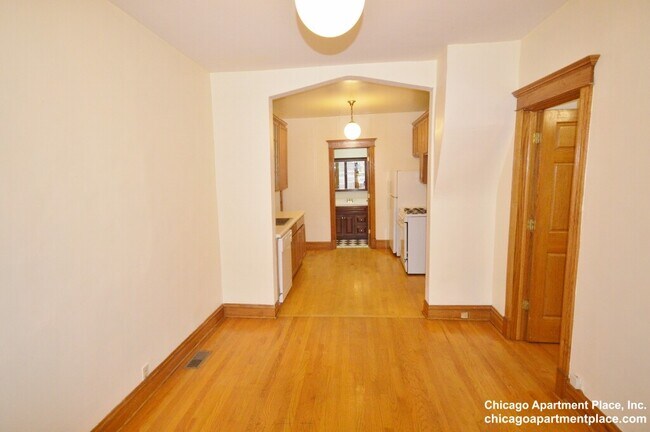 638 W Drummond Pl, Unit 1R in Chicago, IL - Building Photo - Building Photo