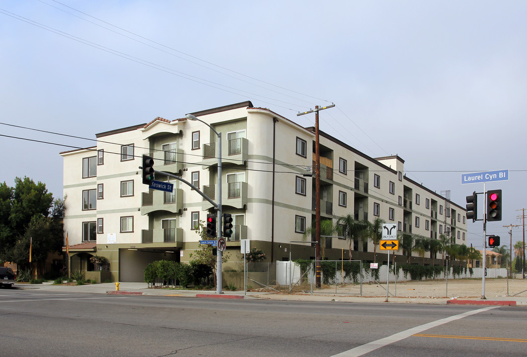 Laurel Courtyard Apartments in North Hollywood, CA - Foto de edificio