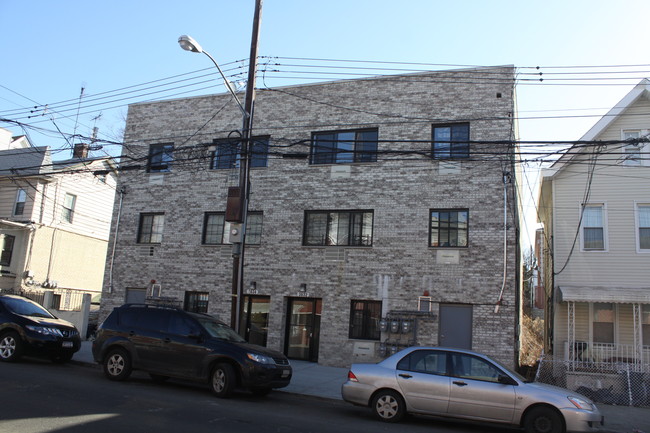 3632 Olinville Ave in Bronx, NY - Foto de edificio - Building Photo