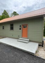1100 Valley Club Rd in Irwin, PA - Building Photo