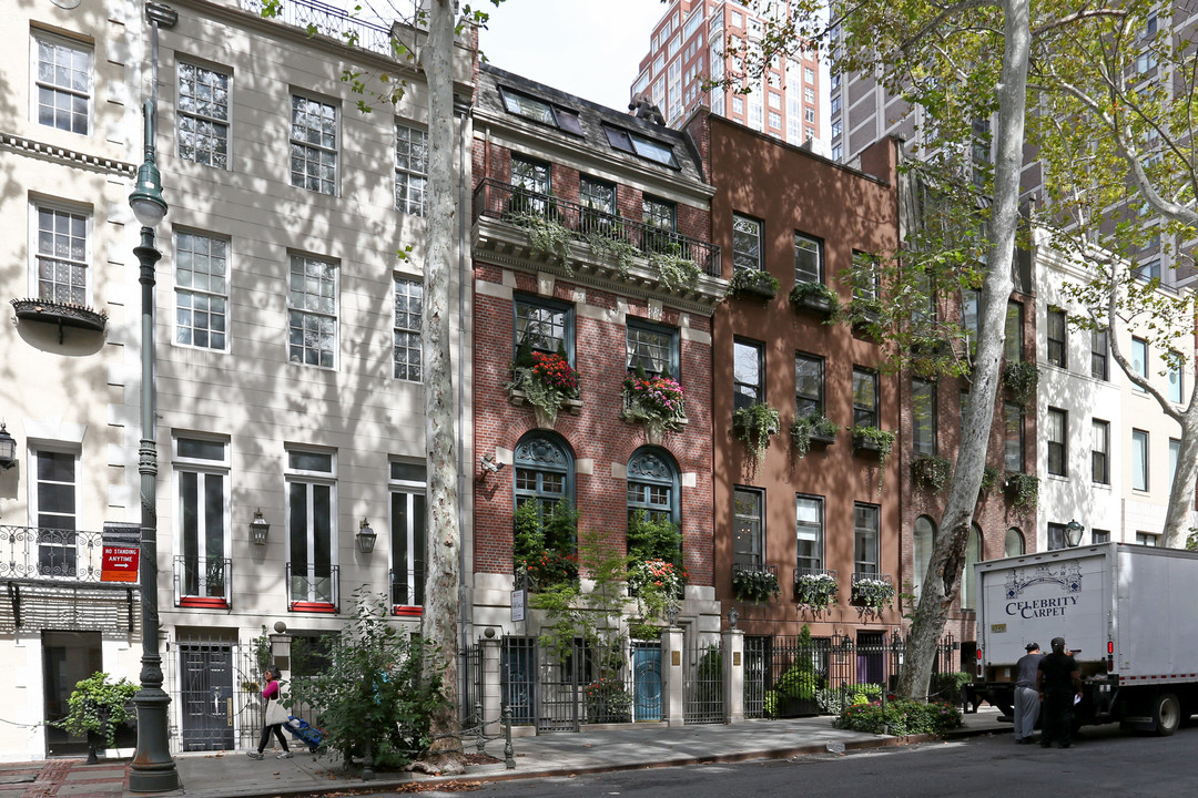 163 E 64th St in New York, NY - Building Photo