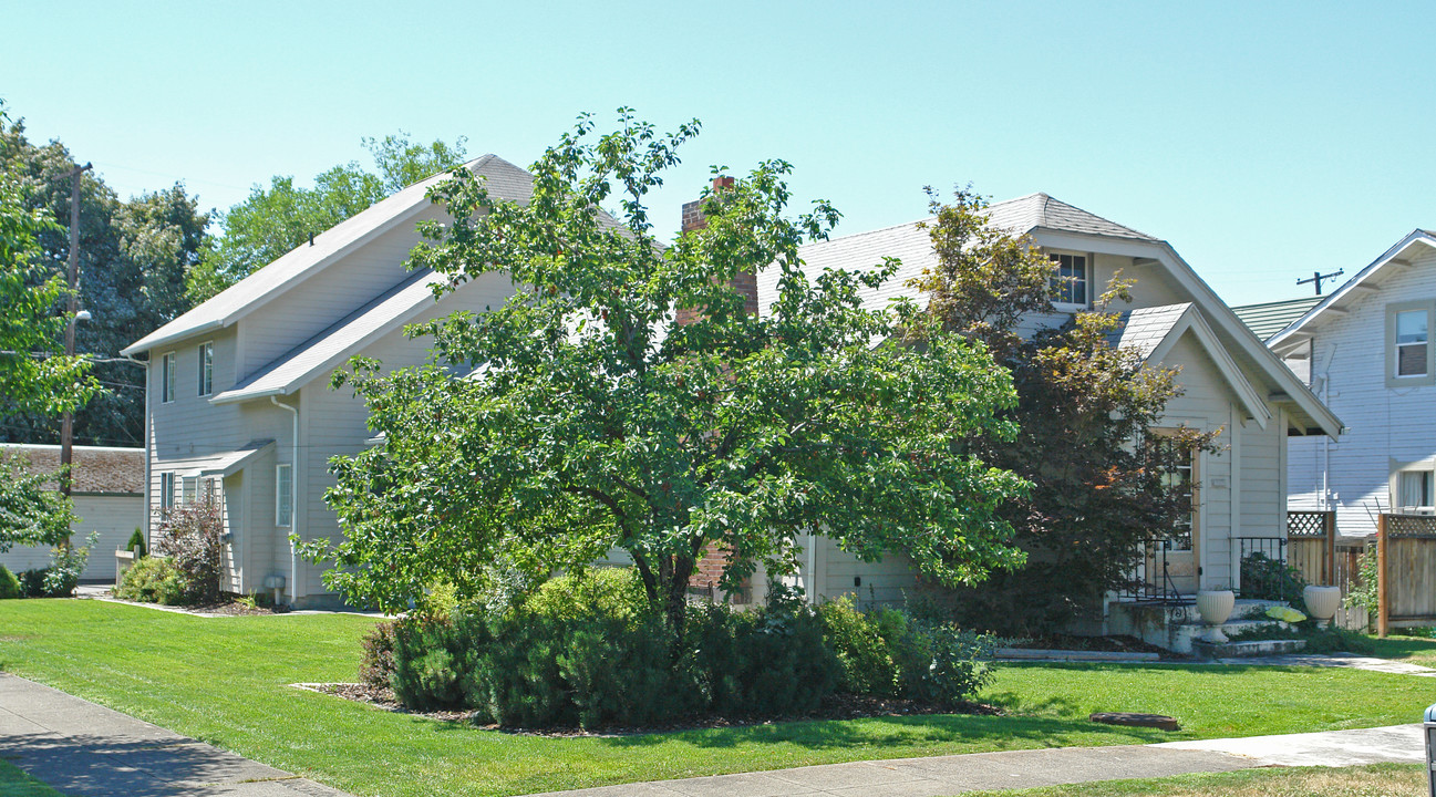 230 E Augusta Ave in Spokane, WA - Foto de edificio