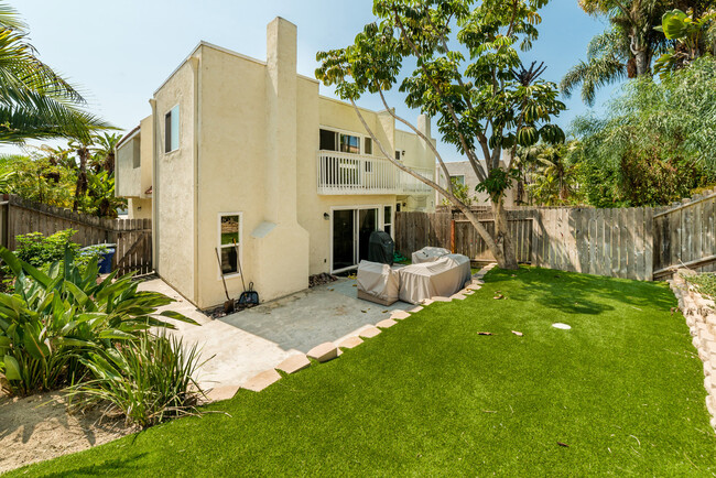 842-844 Mola Vista Way in Solana Beach, CA - Building Photo - Building Photo