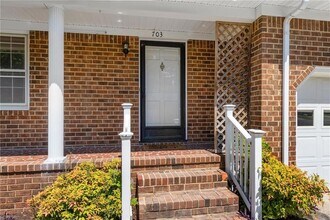 703 Sir Walter Cir in Virginia Beach, VA - Foto de edificio - Building Photo