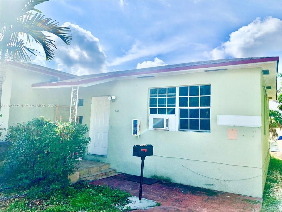 1822 Cleveland St in Hollywood, FL - Building Photo