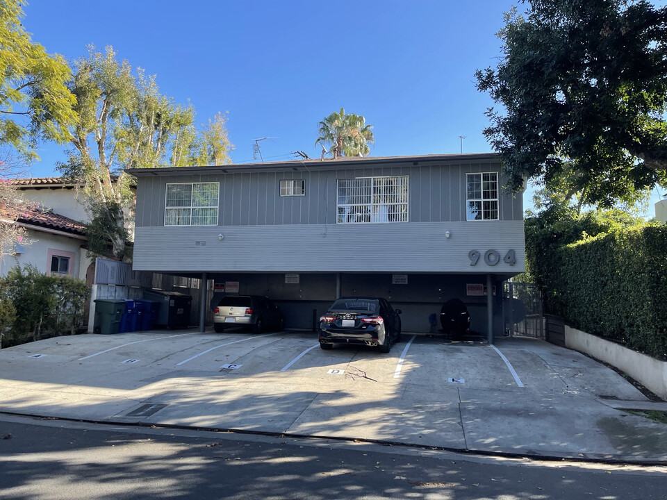 904 N Gardner St in West Hollywood, CA - Building Photo