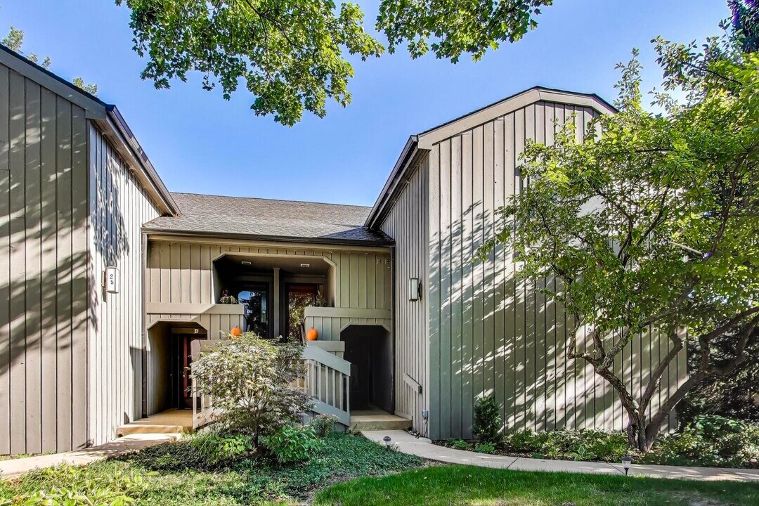 25 Shoreline Rd in Lake Barrington, IL - Building Photo