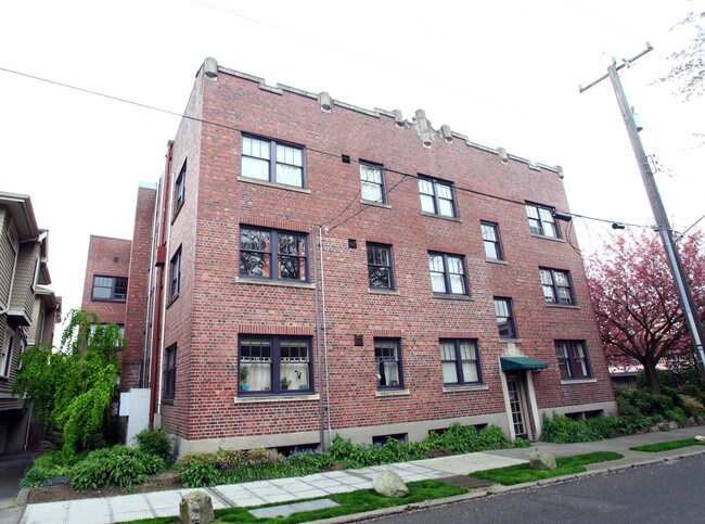 Astor Court Apartments in Seattle, WA - Building Photo - Building Photo