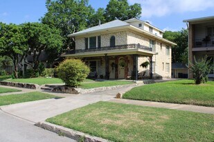 311 E Rosewood Ave in San Antonio, TX - Building Photo
