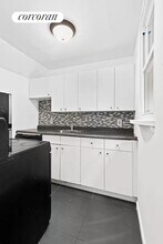 353 W 19th St in New York, NY - Building Photo - Building Photo
