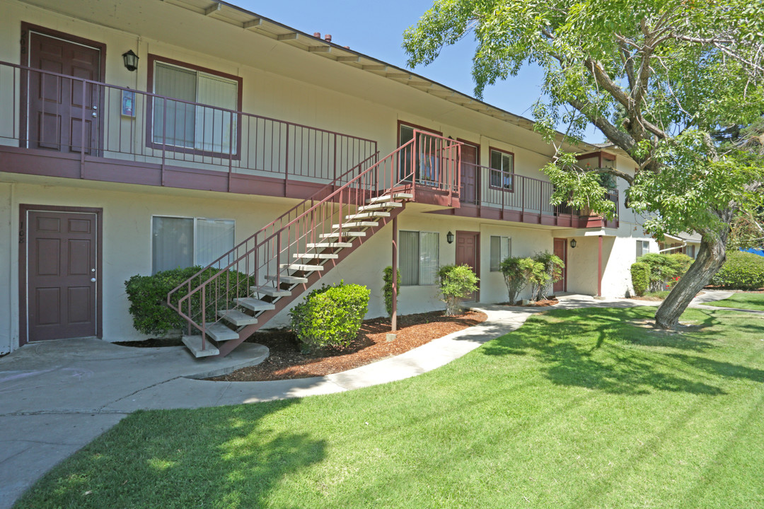 Lexington Square in Clovis, CA - Building Photo