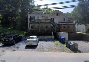 1015 Manor Rd, Unit 1015b in Coatesville, PA - Building Photo
