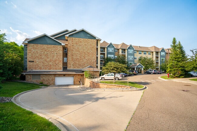 Maple Village Apartments in Maple Grove, MN - Foto de edificio - Building Photo