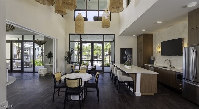 7301 Lake Bank Lp in Ft. Myers, FL - Foto de edificio - Building Photo