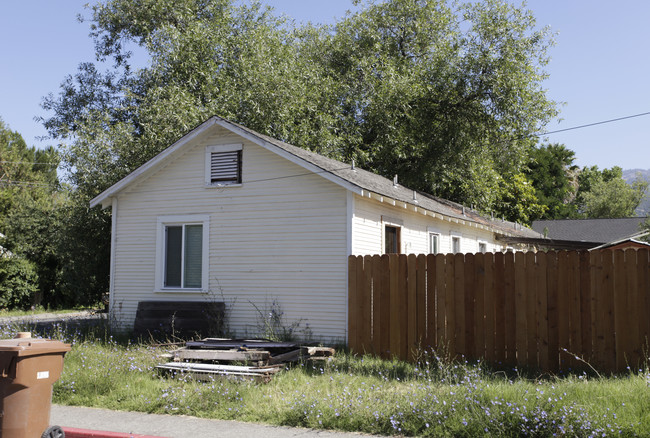 1402 Earl St in Calistoga, CA - Foto de edificio - Building Photo