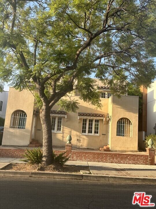 8818 Rangely Ave in Los Angeles, CA - Building Photo