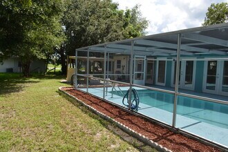 1295 Pilgrim Rd in Spring Hill, FL - Foto de edificio - Building Photo