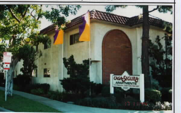 Casa Segura Apartments in Bellflower, CA - Building Photo