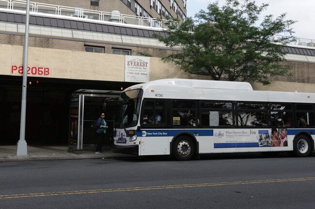 2325 Southern Blvd in Bronx, NY - Foto de edificio - Building Photo