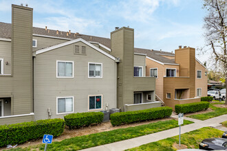 Amherst Place Condominiums in Sacramento, CA - Foto de edificio - Building Photo