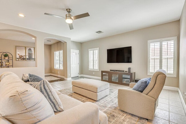 11882 W Washington St