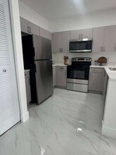 1042 W 66th St, Unit B1 in Hialeah, FL - Building Photo - Building Photo