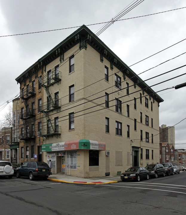 5900 Hudson Ave in West New York, NJ - Building Photo