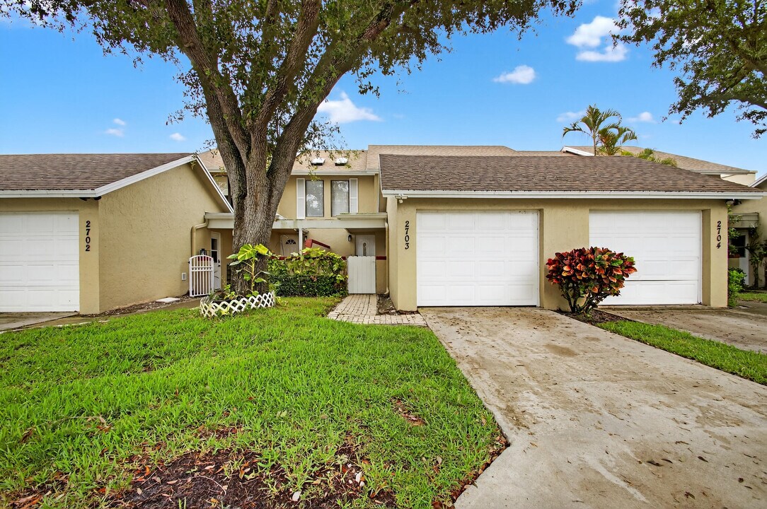 2703 Maplewood Dr in West Palm Beach, FL - Foto de edificio