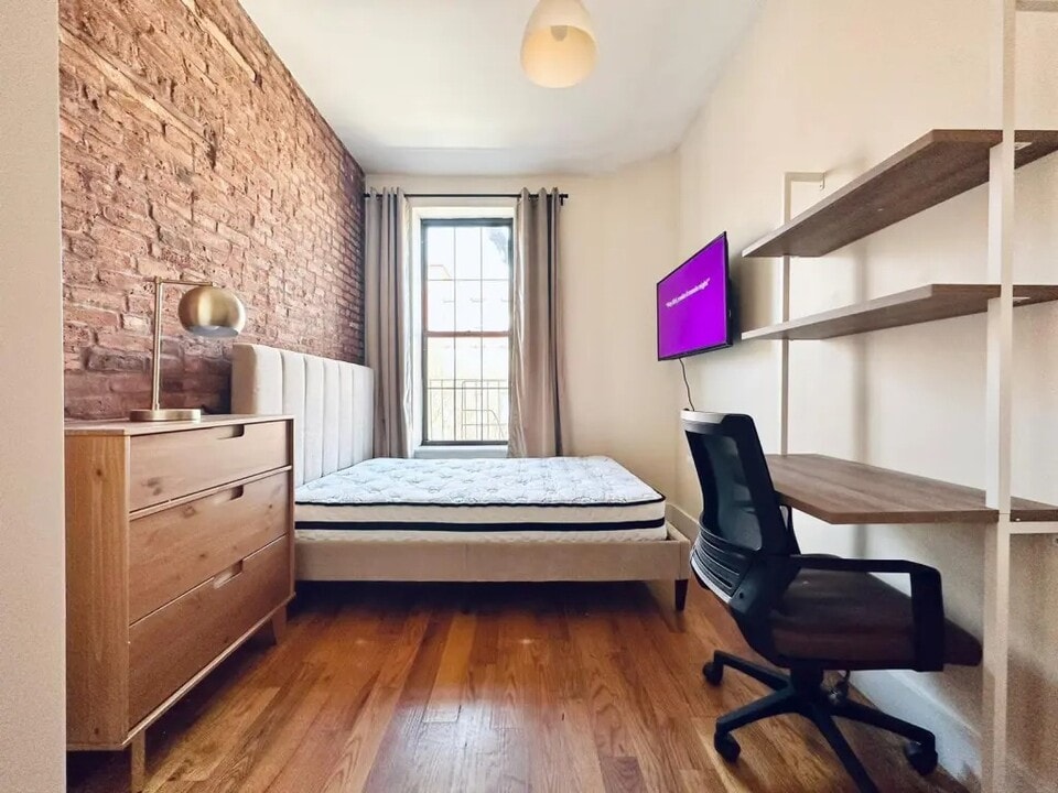 Furnished room/NOT APARTMENT in Brooklyn, NY - Building Photo