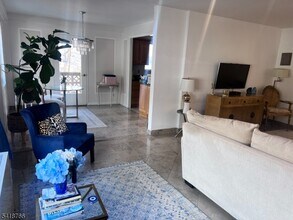 1375 River Rd in Edgewater, NJ - Building Photo - Building Photo