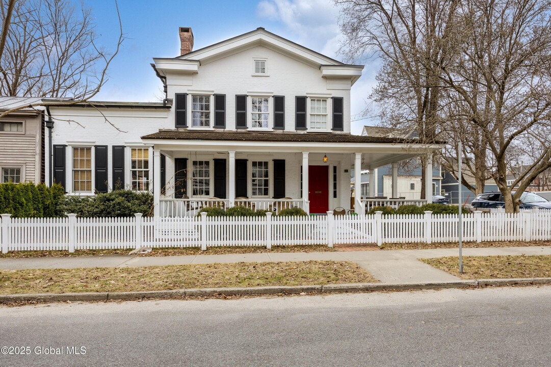 49 Franklin St in Saratoga Springs, NY - Building Photo
