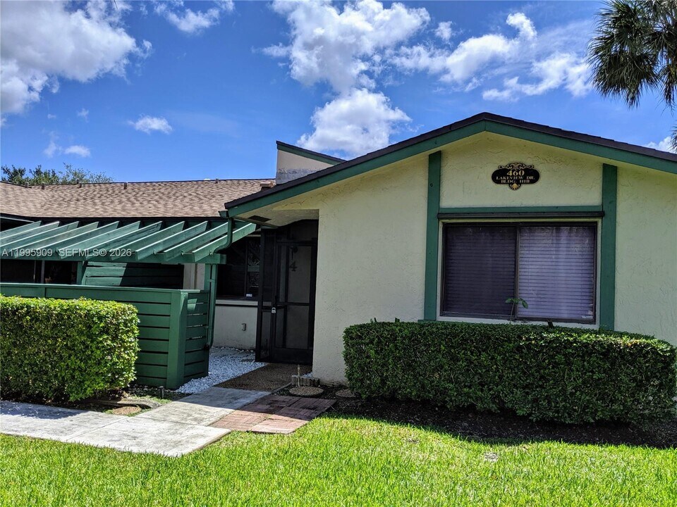 460 Lakeview Dr in Weston, FL - Building Photo