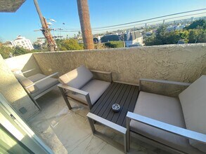 8400 De Longpre Ave, Unit 311 in West Hollywood, CA - Building Photo - Building Photo