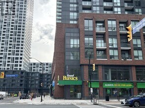 4130 Parkside Village Dr in Mississauga, ON - Building Photo - Building Photo