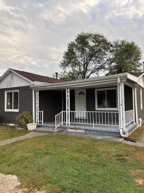 210 1st St E in Culloden, WV - Building Photo