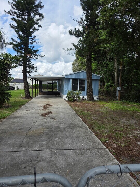1908 Fruitland Park Cir SW in Eagle Lake, FL - Building Photo