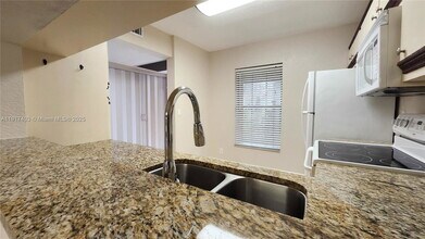 2562 NW 89th Dr in Coral Springs, FL - Foto de edificio - Building Photo