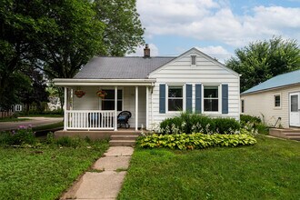 100 E Henry Clay St in Whitefish Bay, WI - Building Photo - Building Photo