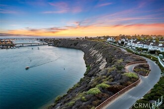 17 Castaways N in Newport Beach, CA - Building Photo - Building Photo