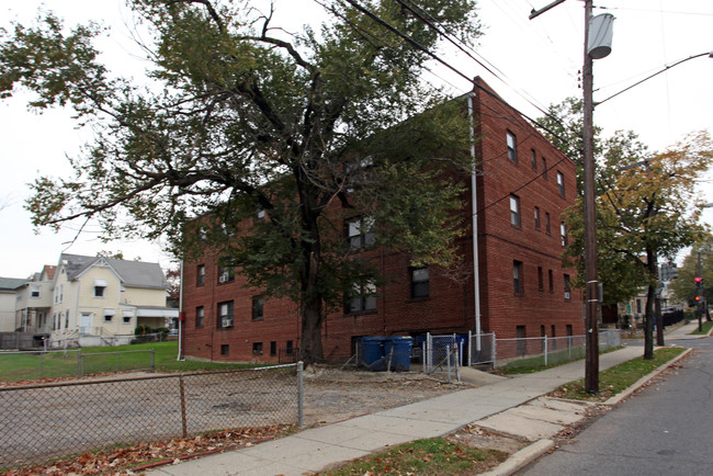 1000 Otis St NE in Washington, DC - Foto de edificio - Building Photo