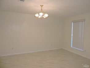 1913 Gulf Bay Ln in Pensacola, FL - Foto de edificio - Building Photo